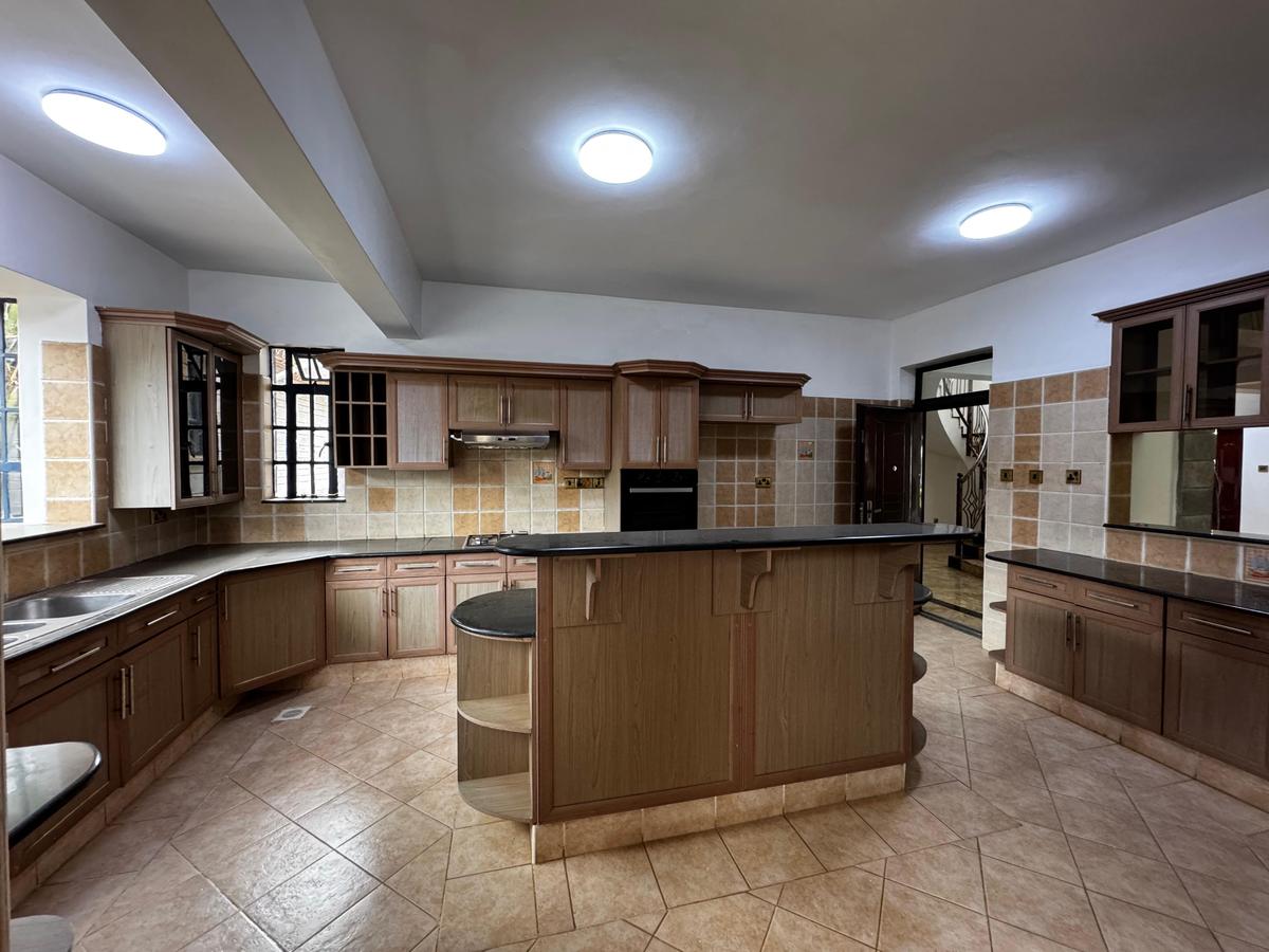 5 Bed Townhouse with En Suite in Lavington - 3
