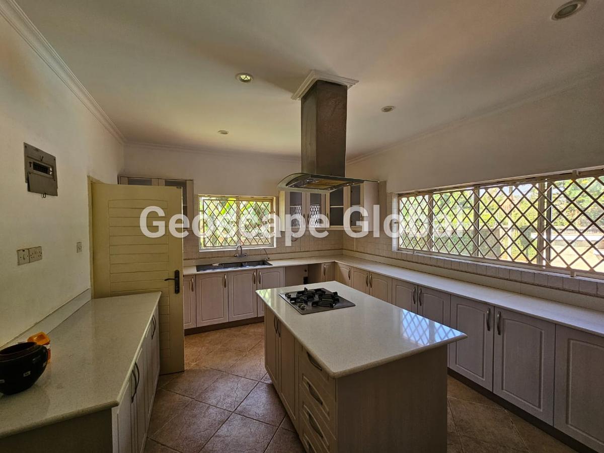 5 Bed House with En Suite in Runda - 12