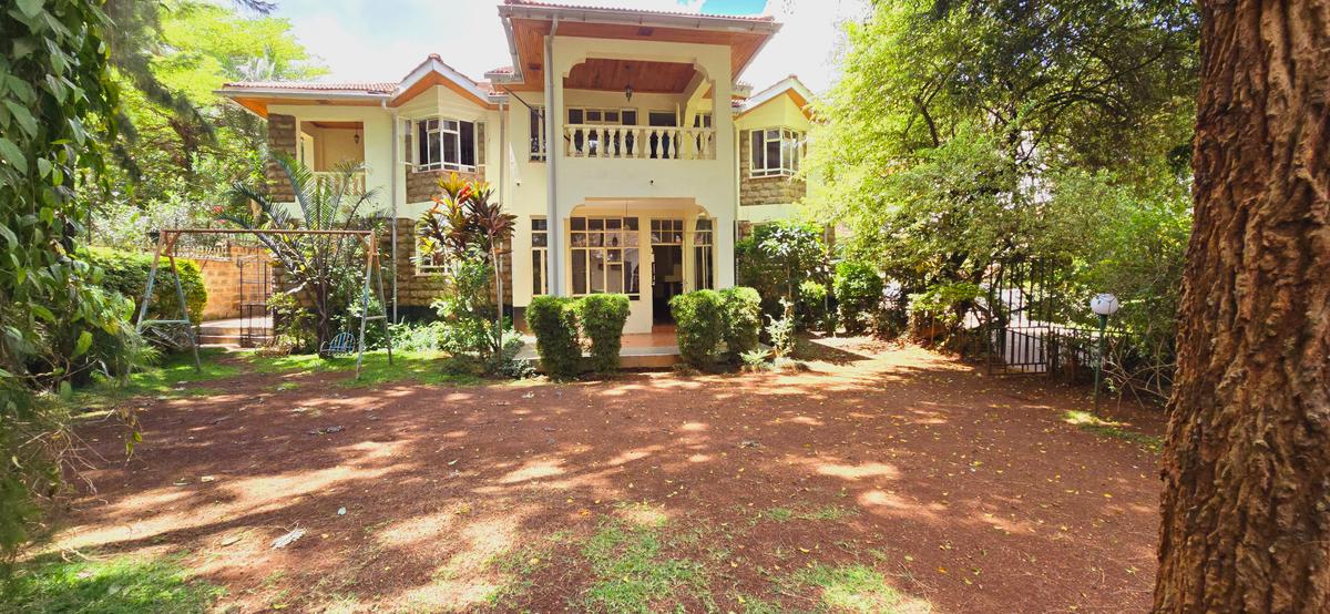 5 Bed Townhouse with En Suite at Lavington - 2