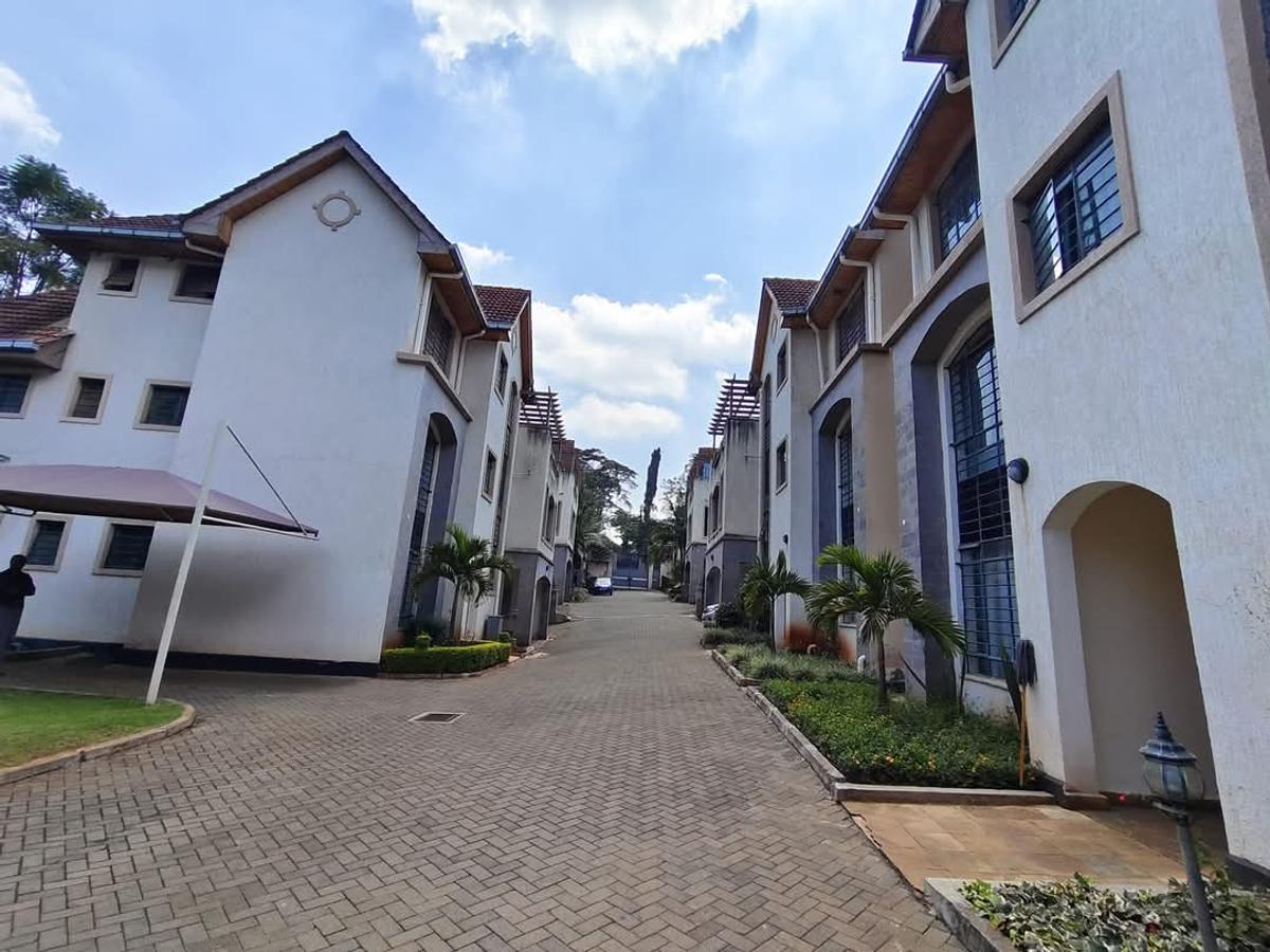 5 Bed Villa with En Suite at Lavington - 1