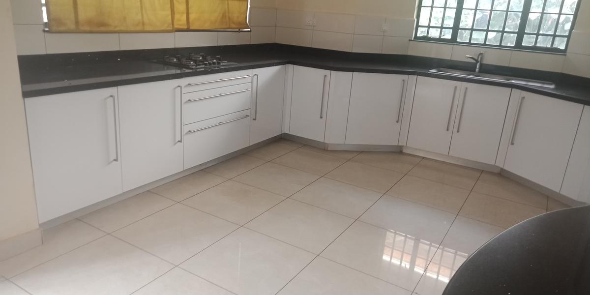 5 Bed Townhouse with En Suite in Lavington - 3