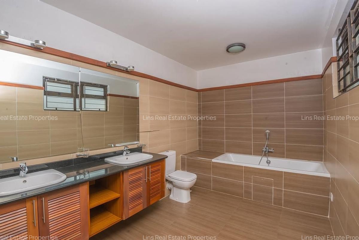 5 Bed Townhouse with En Suite in Lavington - 4