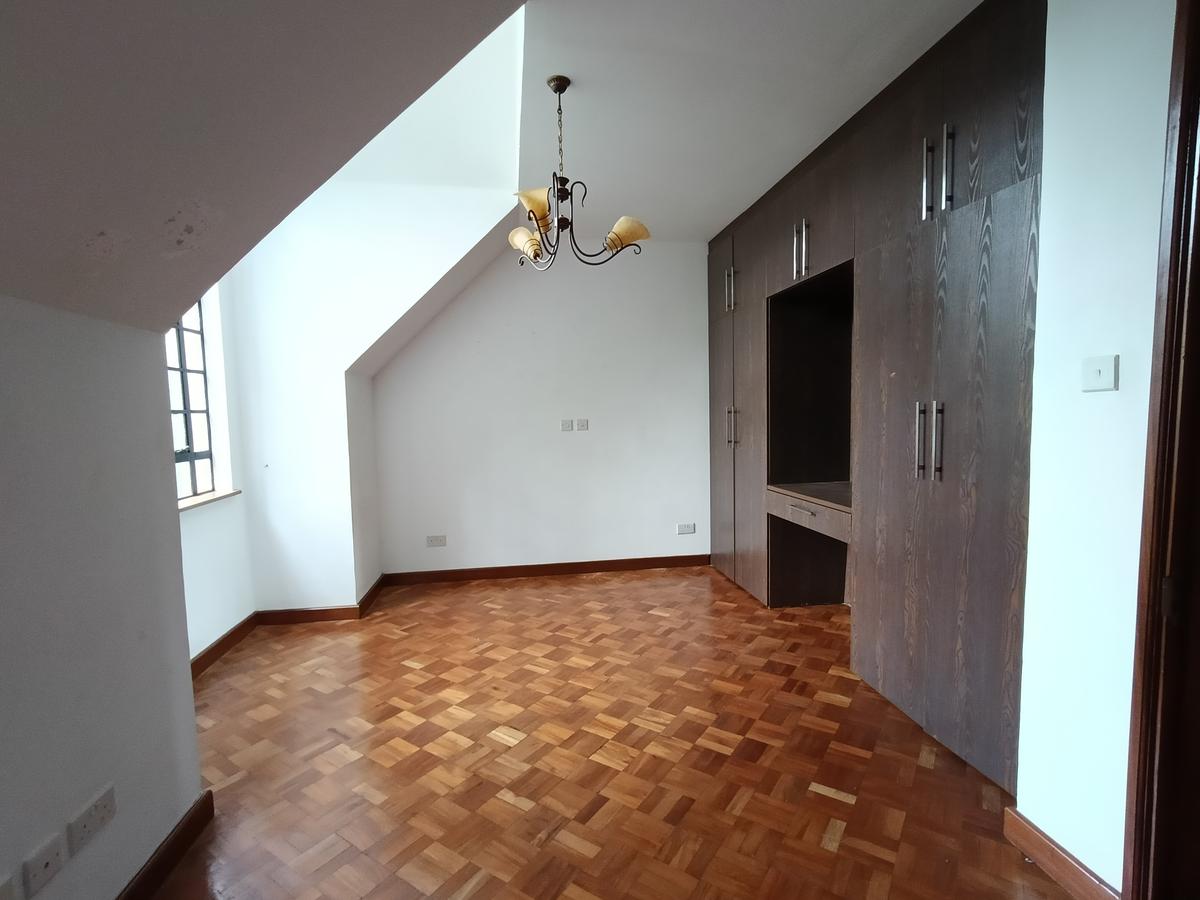 4 Bed Townhouse with En Suite at Lavington - 12