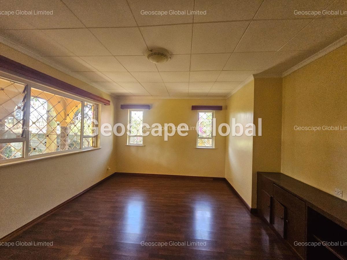 4 Bed House with En Suite in Lavington - 11