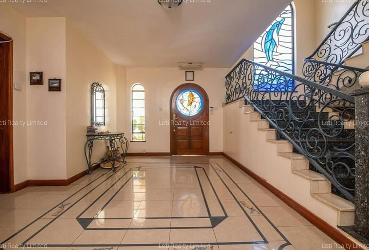 6 Bed House with En Suite in Runda - 4