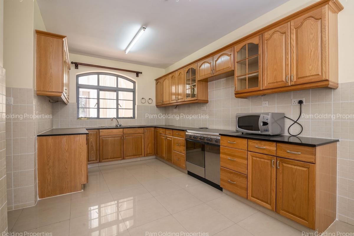 3 Bed Apartment with En Suite at Riverside Drive - 11