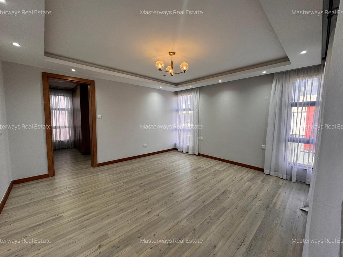 4 Bed Villa with En Suite in Membley - 6