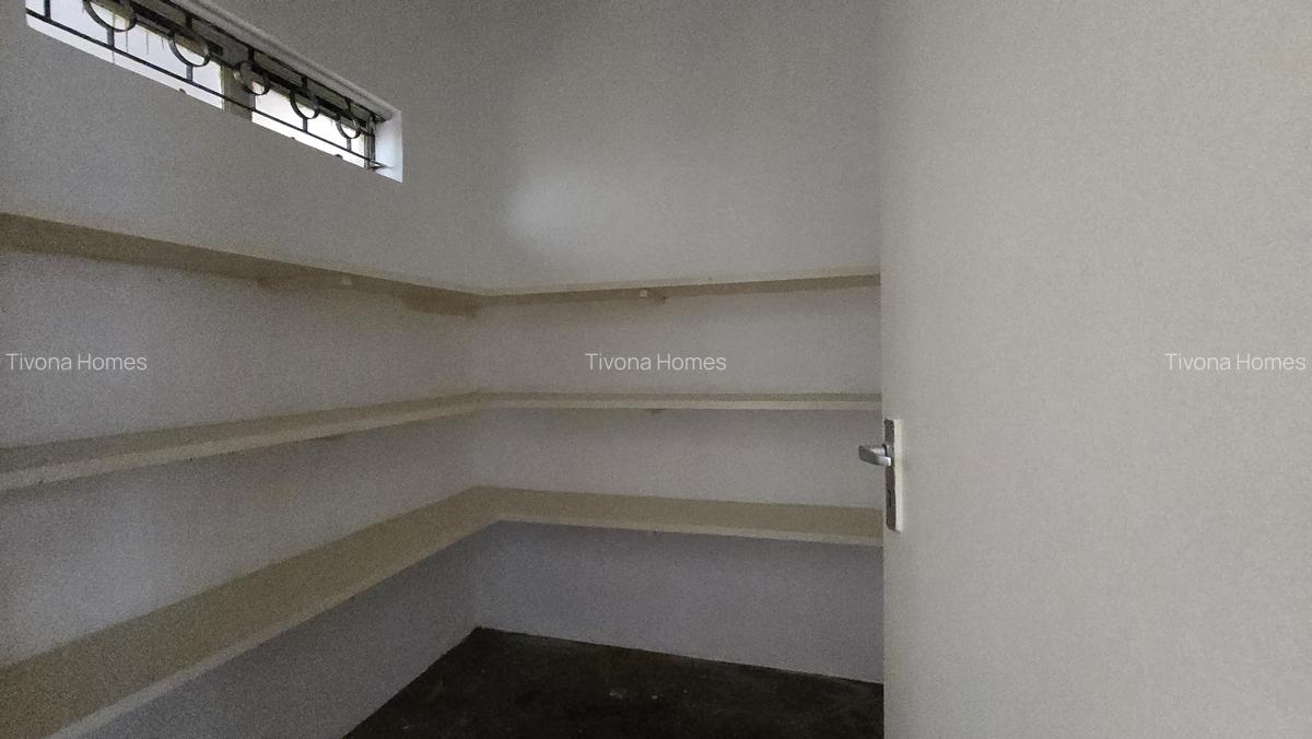 4 Bed House with En Suite in Lavington - 16