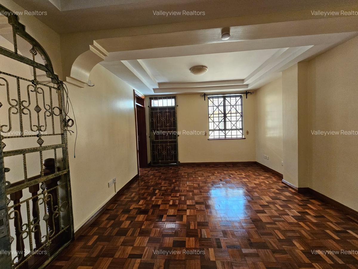 5 Bed Townhouse with En Suite at Lavington - 10