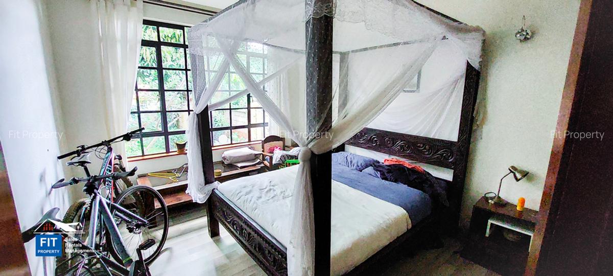 4 Bed House with En Suite in Ridgeways - 8