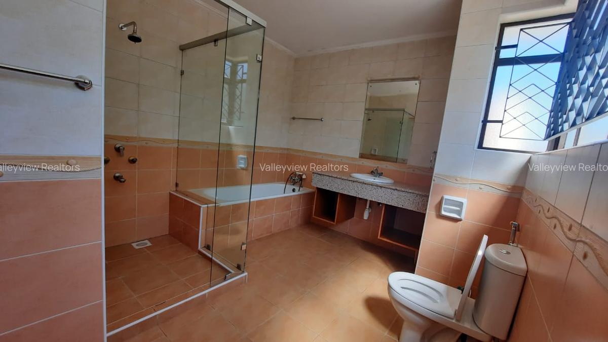 4 Bed Townhouse with En Suite at Lavington - 8