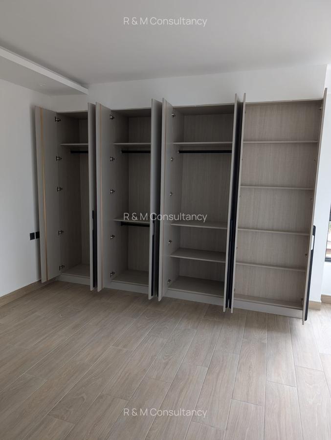 3 Bed Apartment with En Suite at Riverside Square - 9