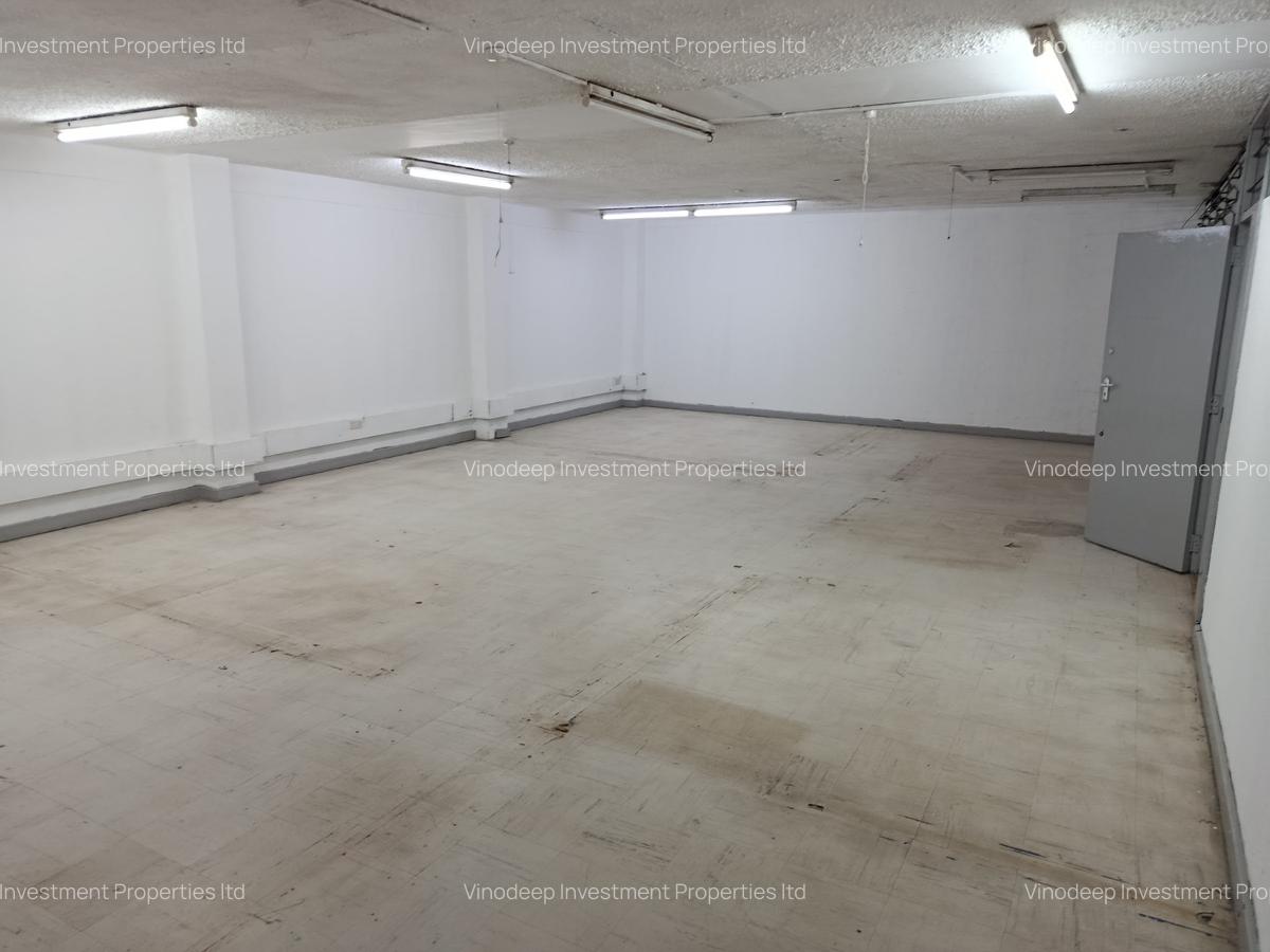 737 ft² Commercial Property with Service Charge Included at Baricho Road - 2