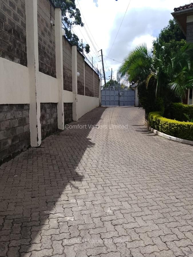 5 Bed Villa with En Suite at Lavington Green - 8