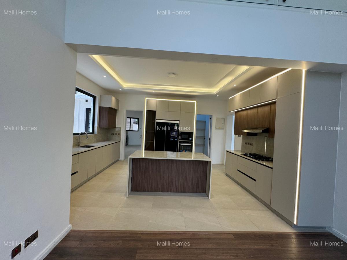 5 Bed Townhouse with En Suite in Lavington - 6