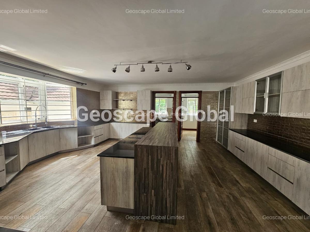 5 Bed House with En Suite in Rosslyn - 9