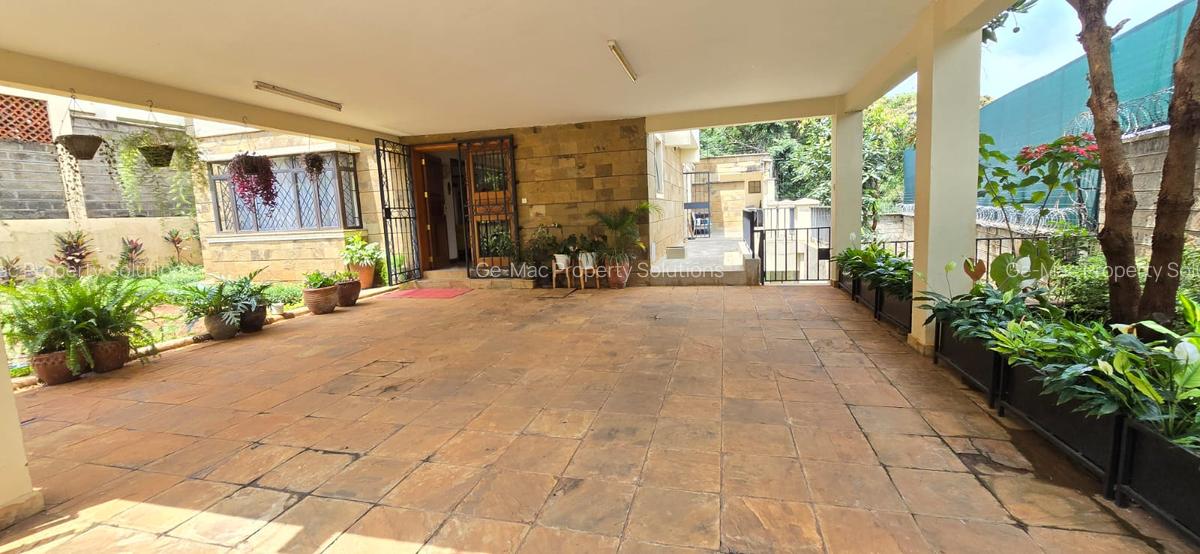 5 Bed House with En Suite in Lavington - 9