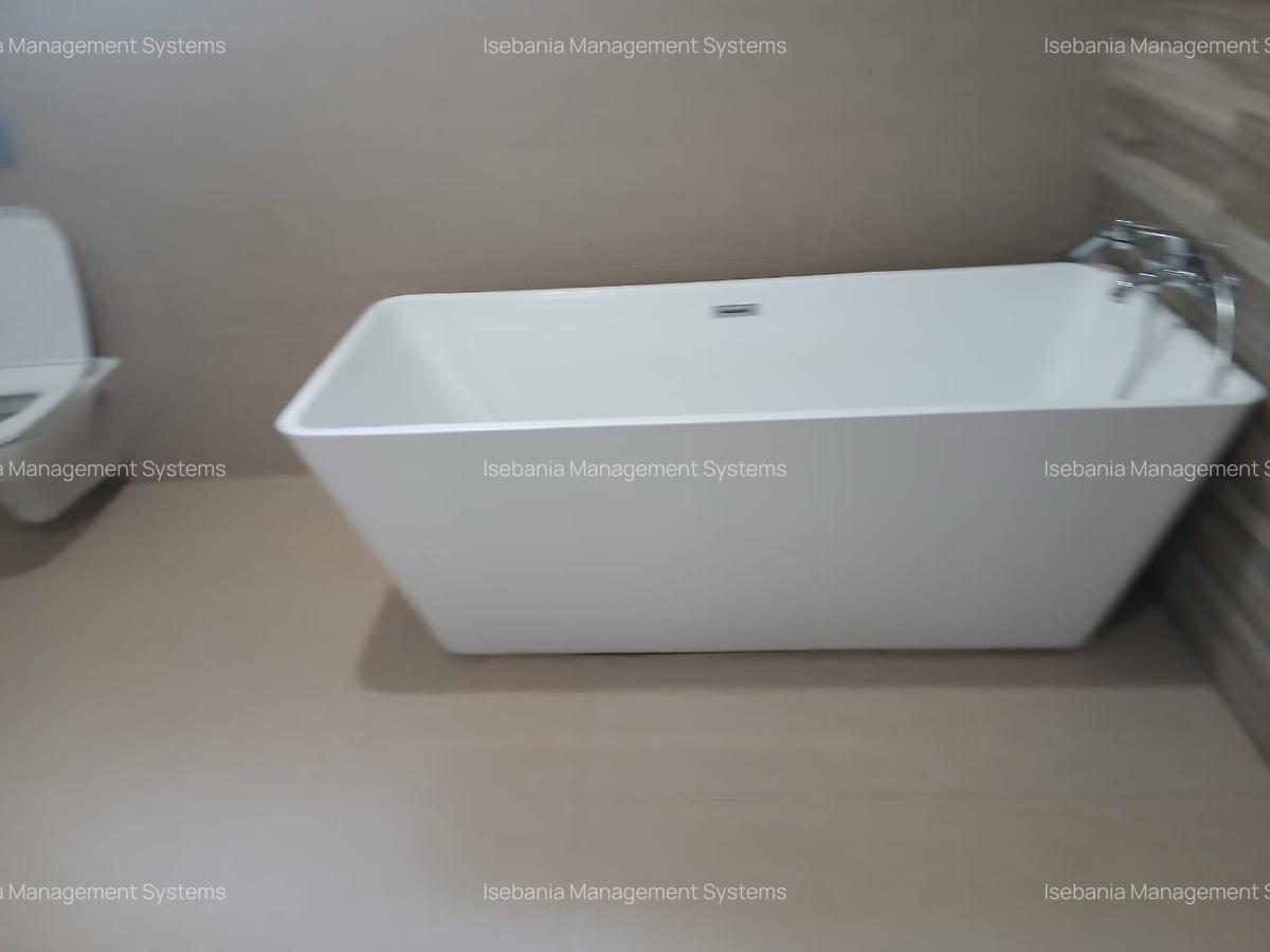 6 Bed House with En Suite at - 10