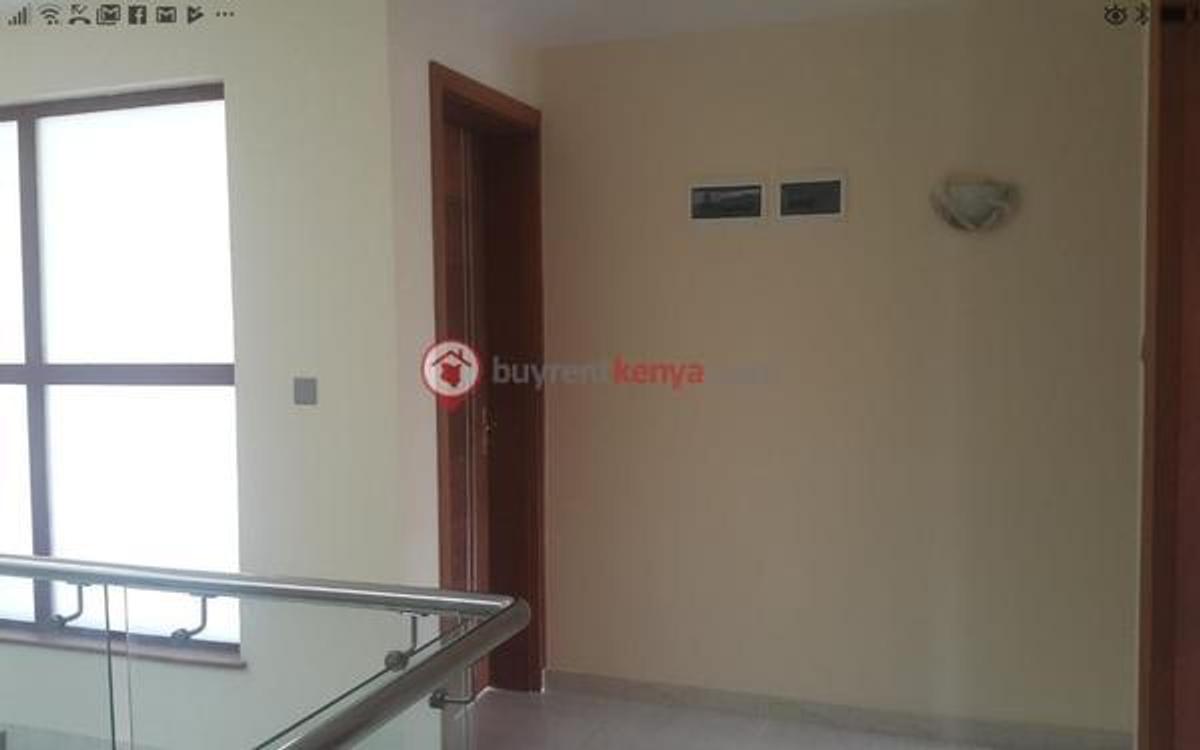 5 Bed Townhouse with En Suite at Lavington - 7