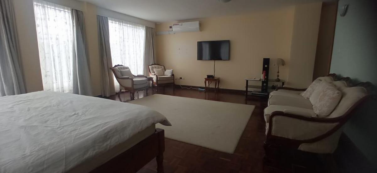 8 Bed House with En Suite in Lavington - 15