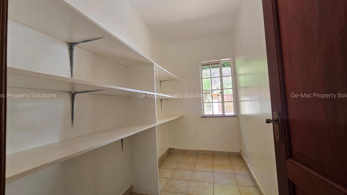 5 Bed House with En Suite at Lone Tree - 15