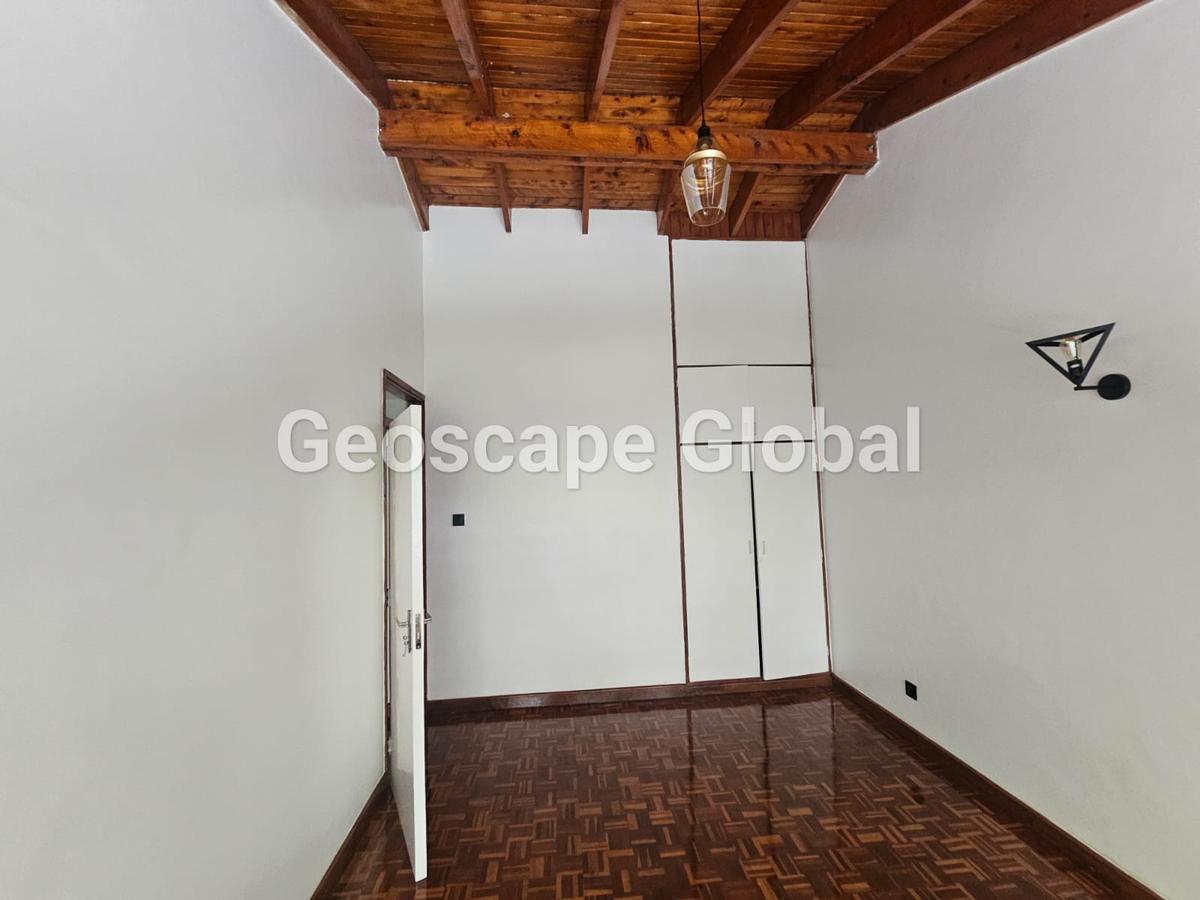 4 Bed House with En Suite in Rosslyn - 12