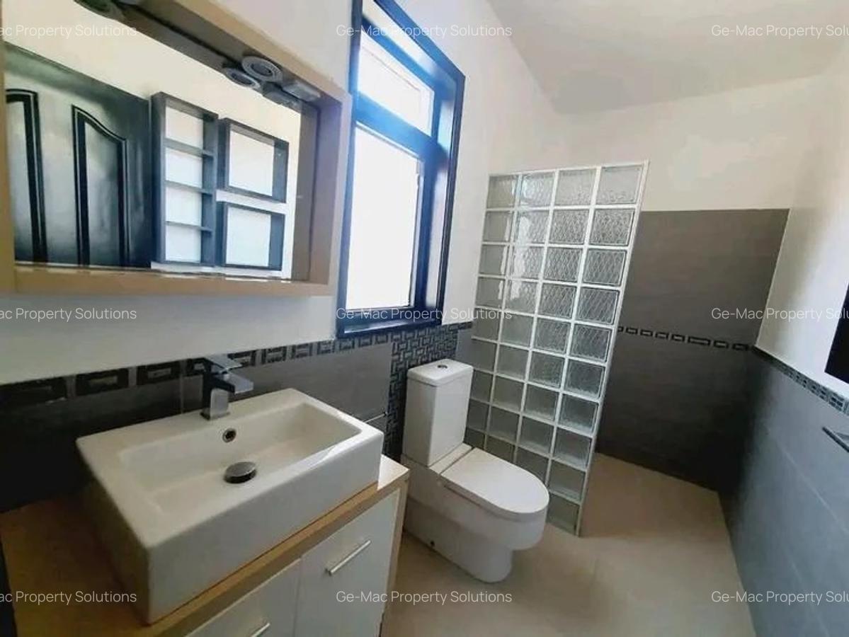 5 Bed House with En Suite in Lavington - 15