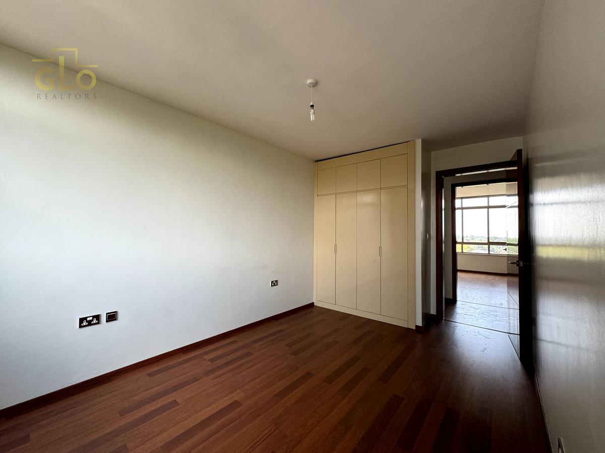 3 Bed Apartment with En Suite in Parklands - 10