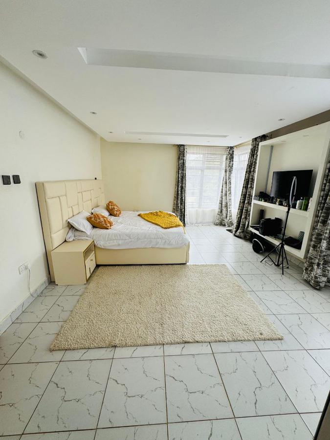 6 Bed Townhouse with En Suite in Membley - 7