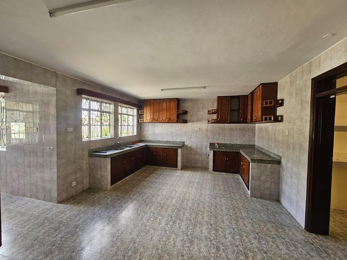 5 Bed House with En Suite in Runda - 4