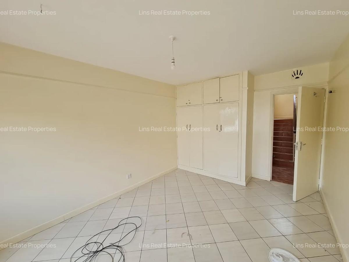 5 Bed Townhouse with En Suite in Brookside - 14