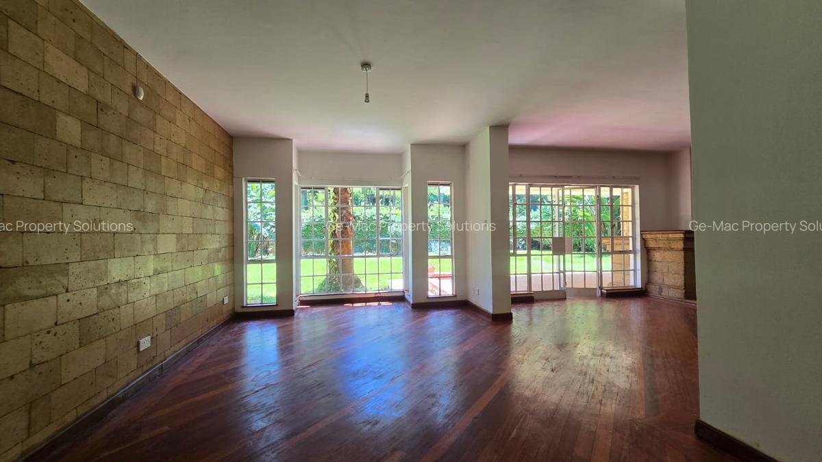 5 Bed House with En Suite at Lone Tree - 16