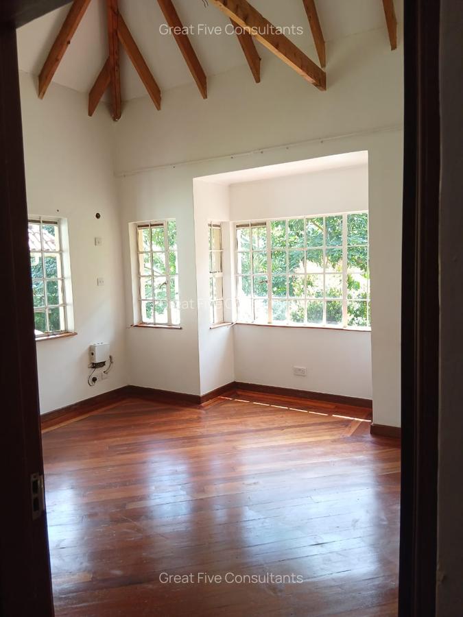 5 Bed Villa with En Suite in Rosslyn - 12