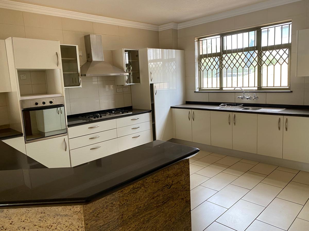 3 Bed Apartment with En Suite in Parklands - 6