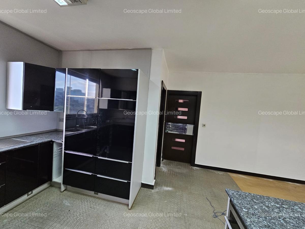 3 Bed Apartment with En Suite in Riverside - 2