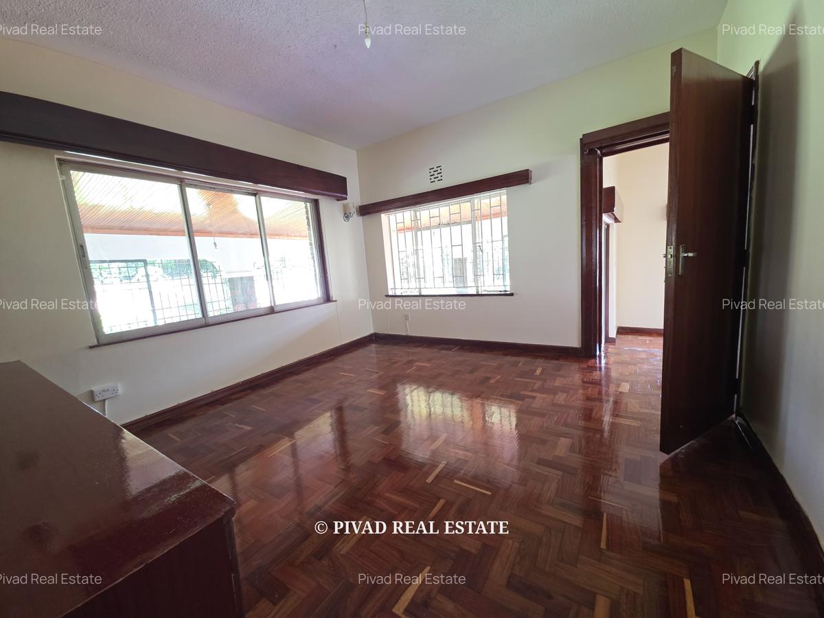 4 Bed House with Garden in Rosslyn - 15