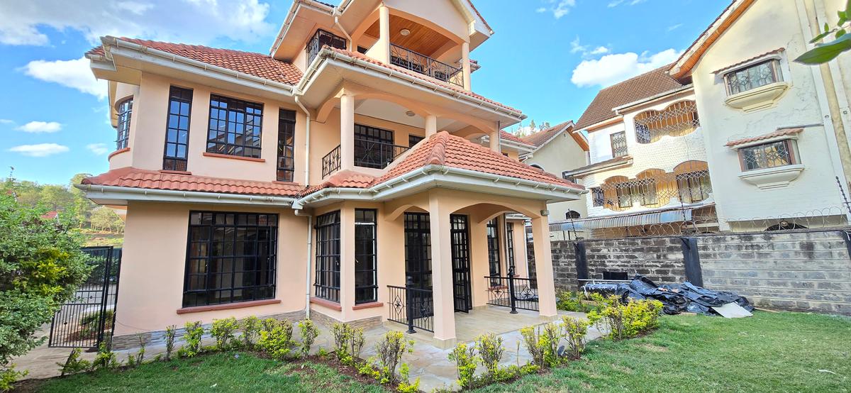 5 Bed Townhouse with En Suite at Lavington - 2