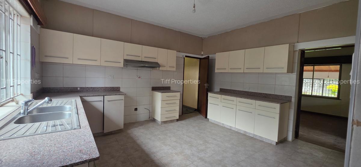 4 Bed House in Rosslyn - 6