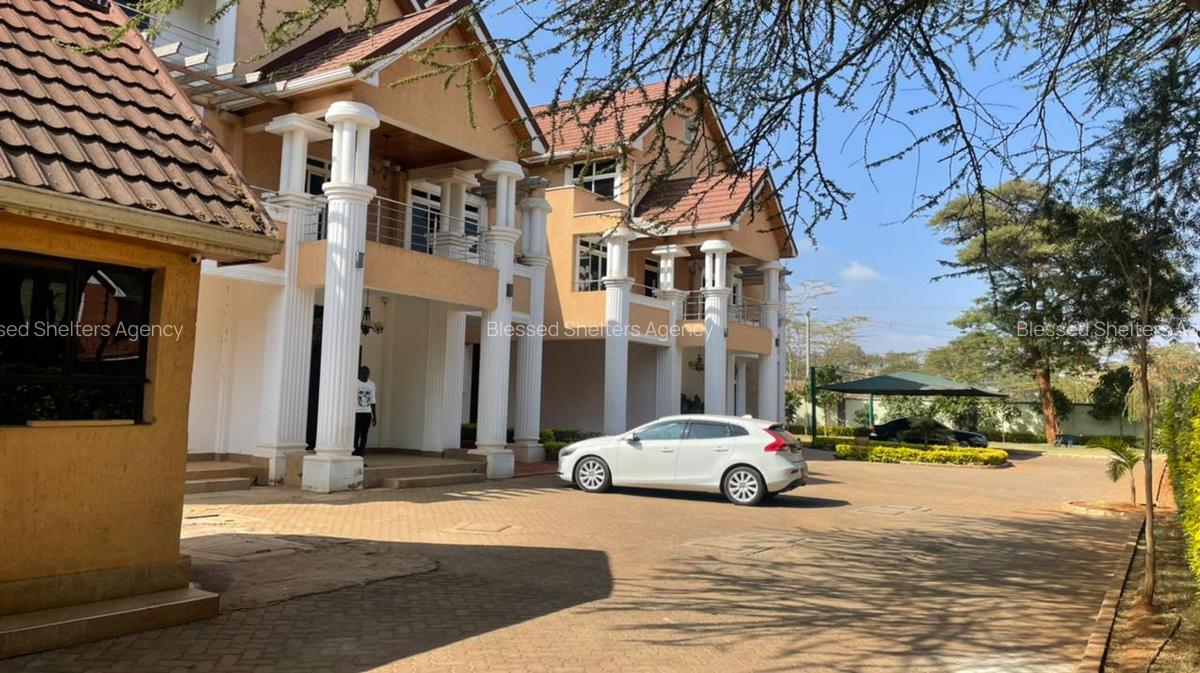 5 Bed Townhouse with En Suite in Ridgeways - 1