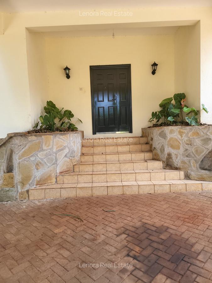 5 Bed Villa with En Suite in Nyari - 3