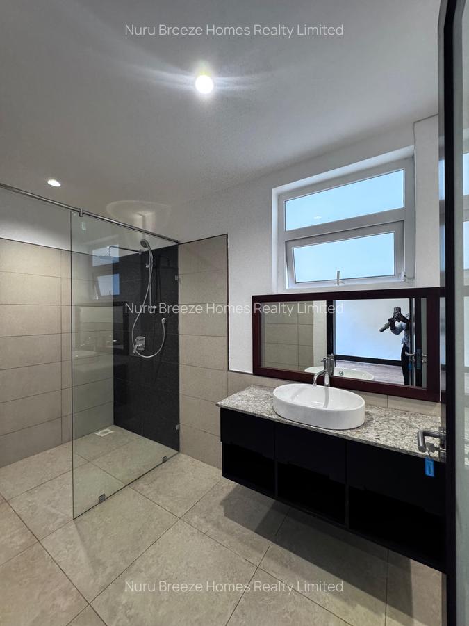 5 Bed House with En Suite in Runda - 20