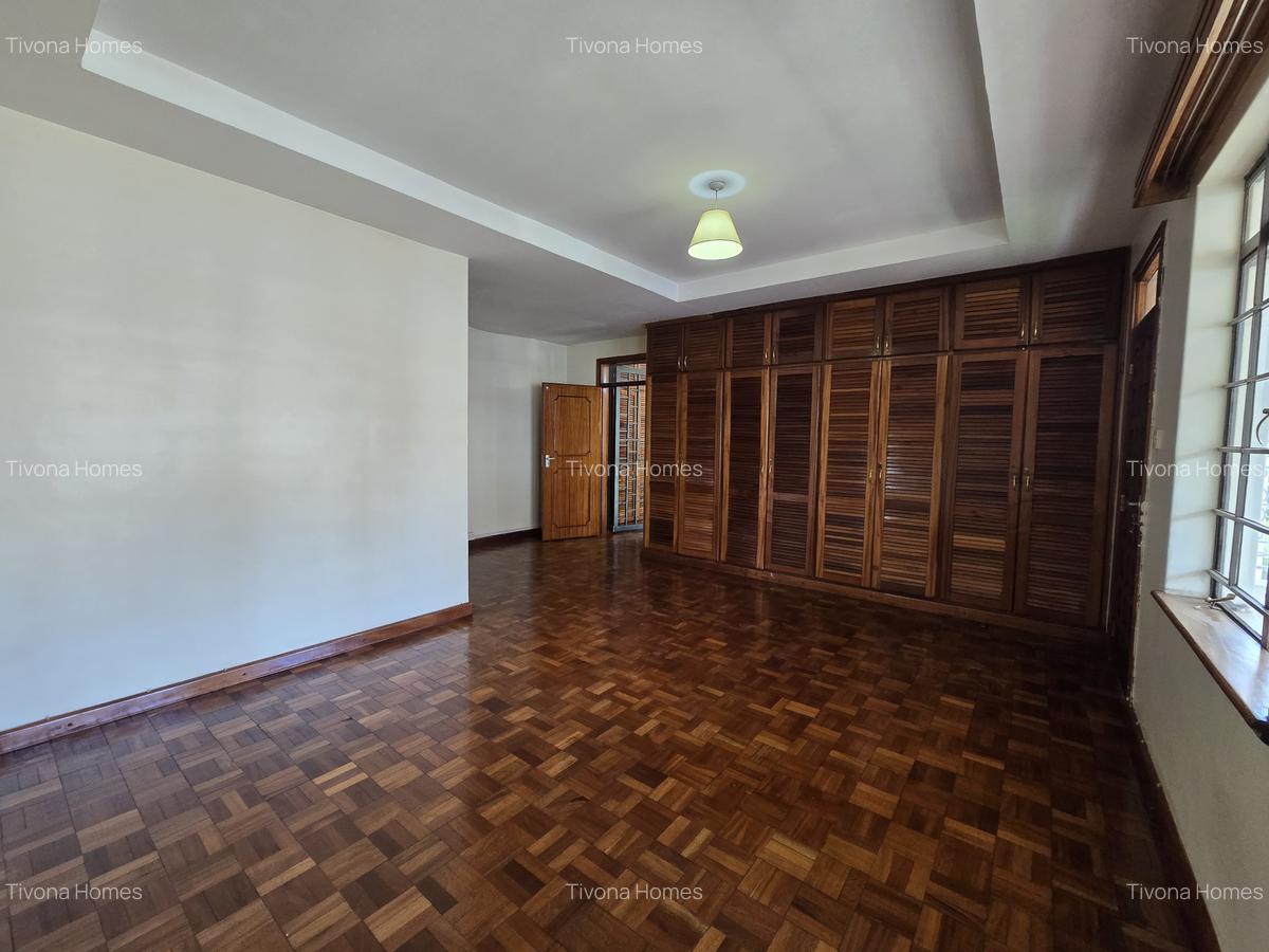 5 Bed House with En Suite in Runda - 12