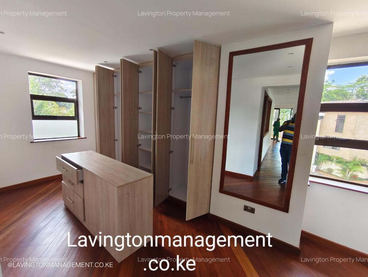 5 Bed Villa with En Suite at Lavington Green - 14
