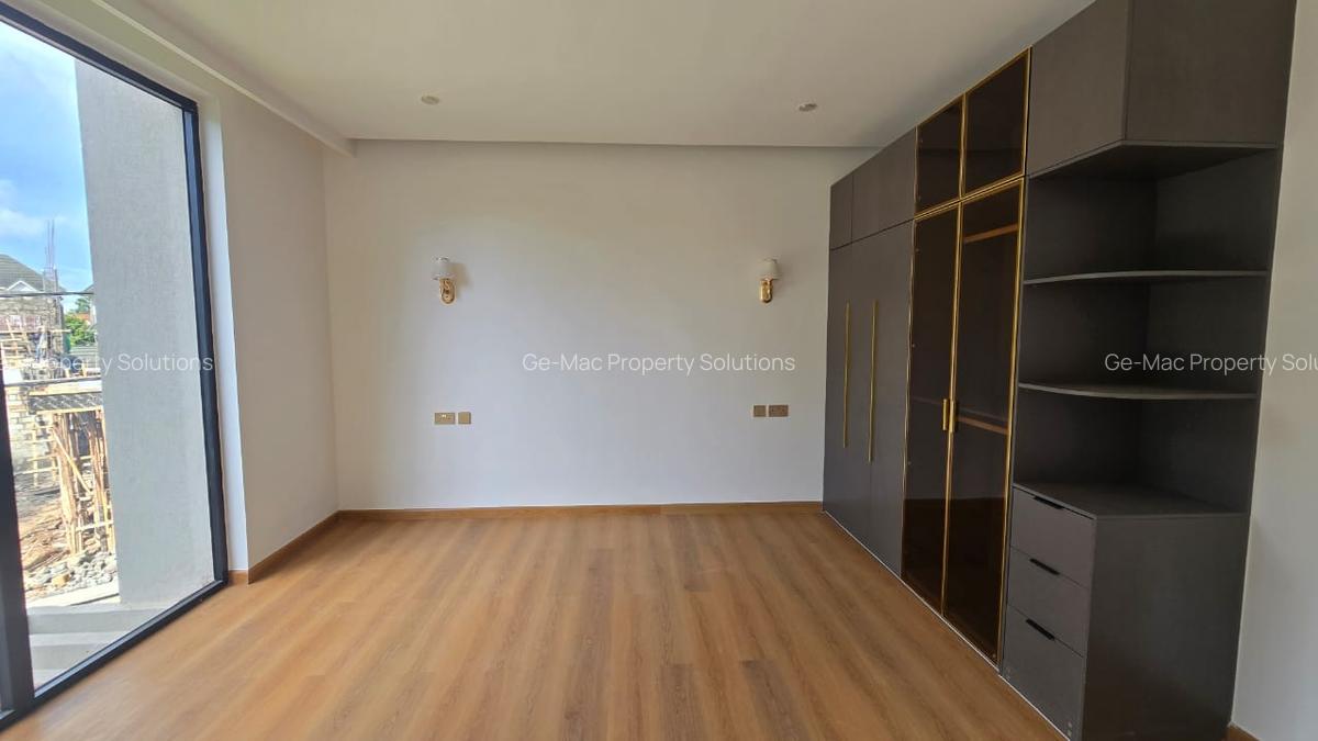 5 Bed House with En Suite in Lavington - 17