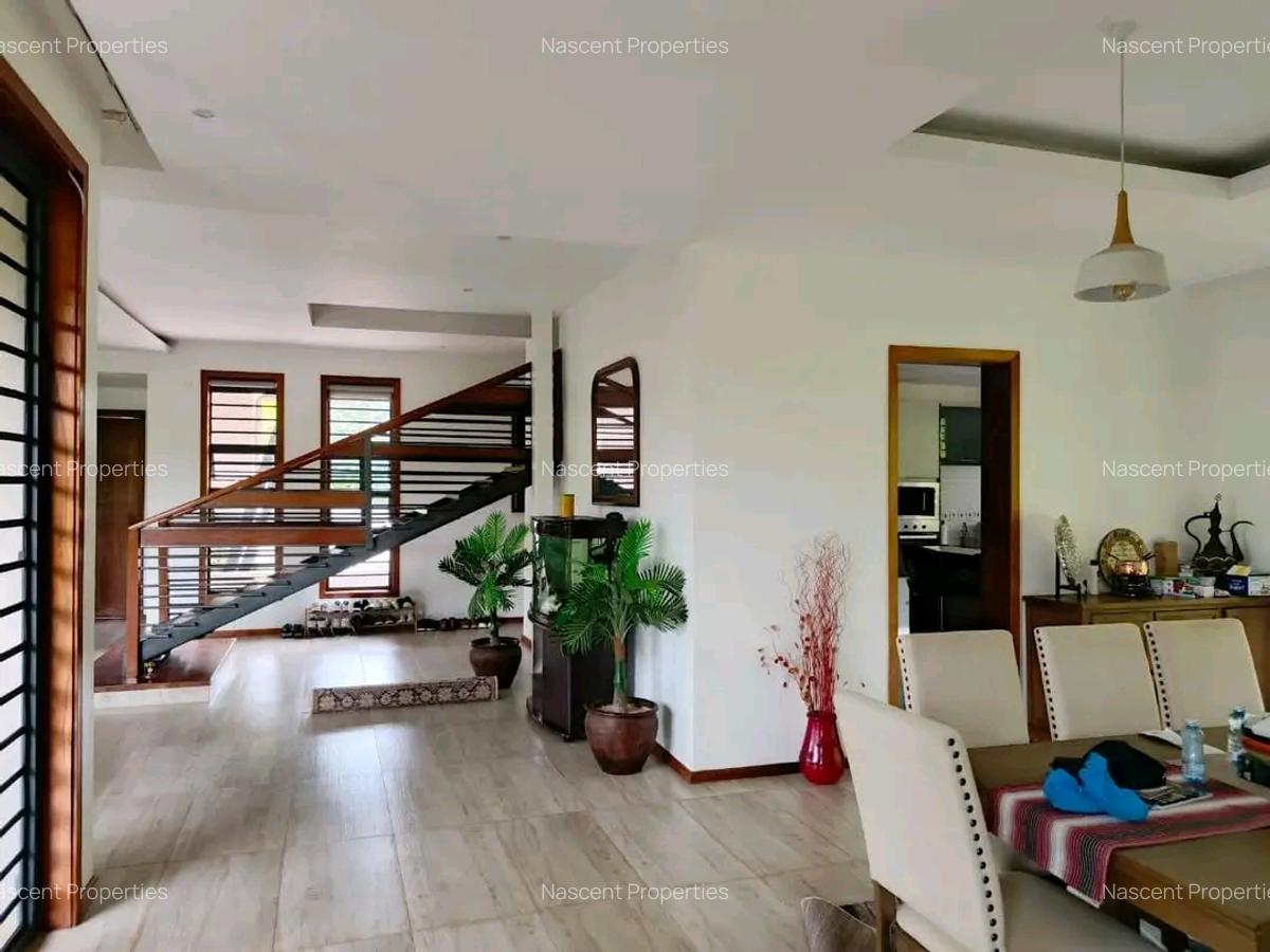 4 Bed House with En Suite in Rosslyn - 8