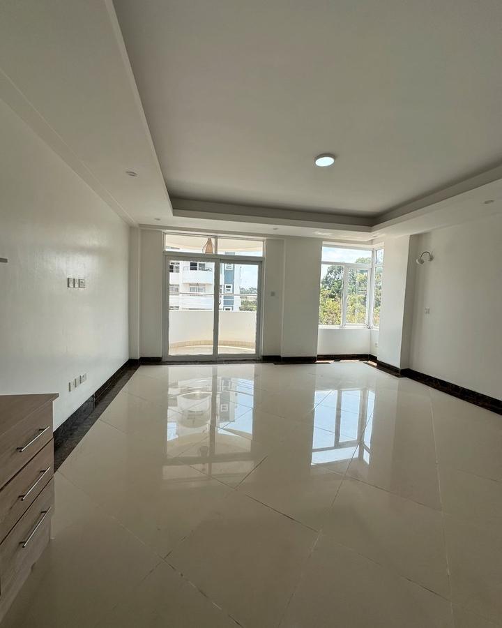 3 Bed Apartment with En Suite at Hatheru Road - 4