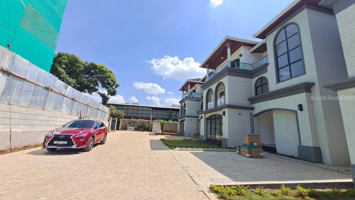 5 Bed Townhouse with En Suite at James Gichuru - 19
