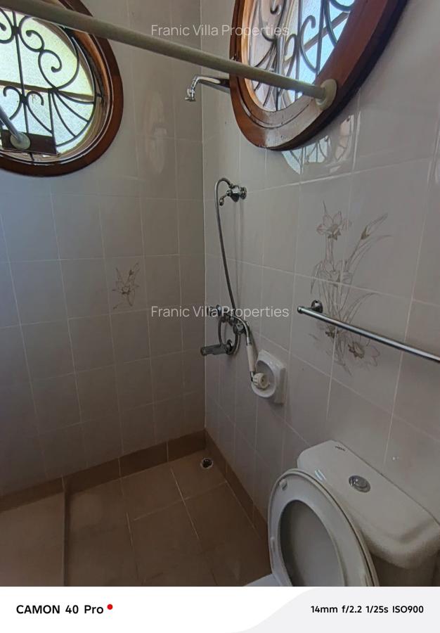 5 Bed House with En Suite at Nyari - 16