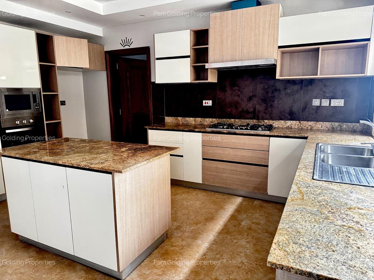 4 Bed Apartment with En Suite in Riverside - 4