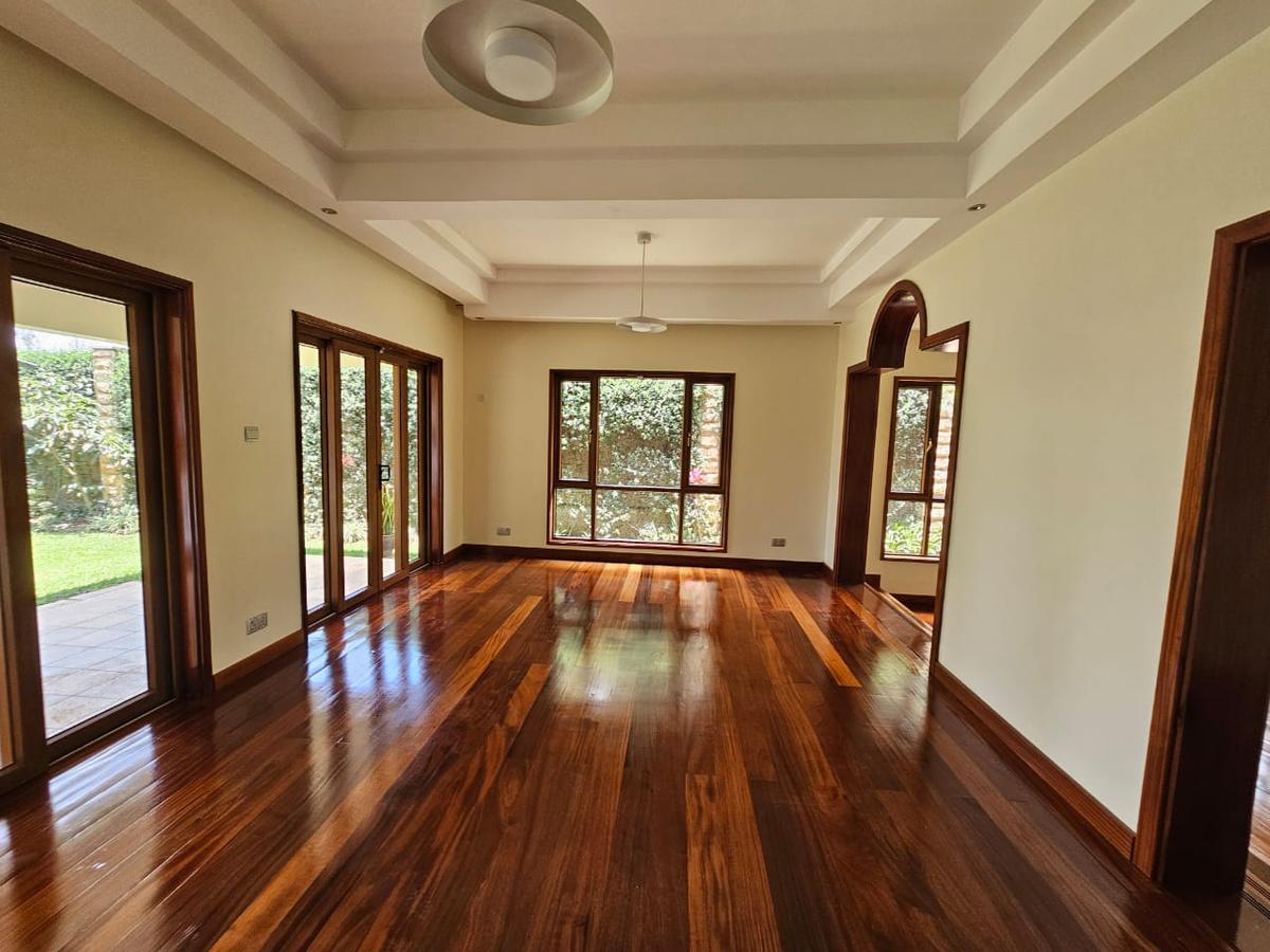 5 Bed House with En Suite in Lavington - 7